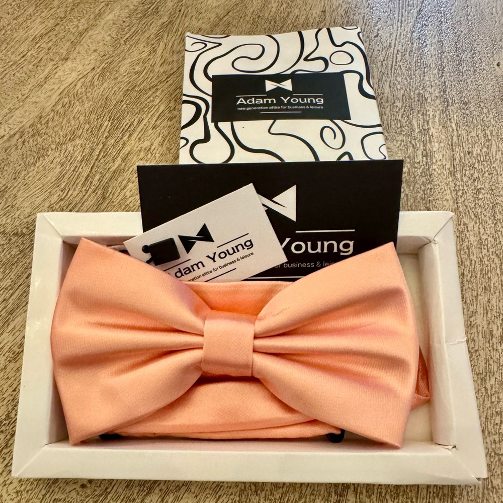 Men’s Bow Tie & Matching Handkerchief.